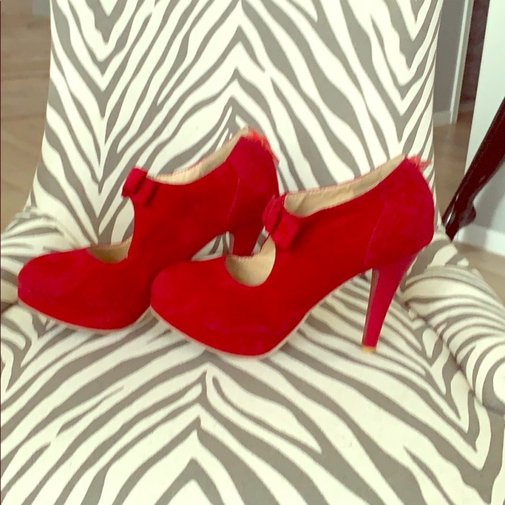 Red suede maryjanes with Bow on top❤️